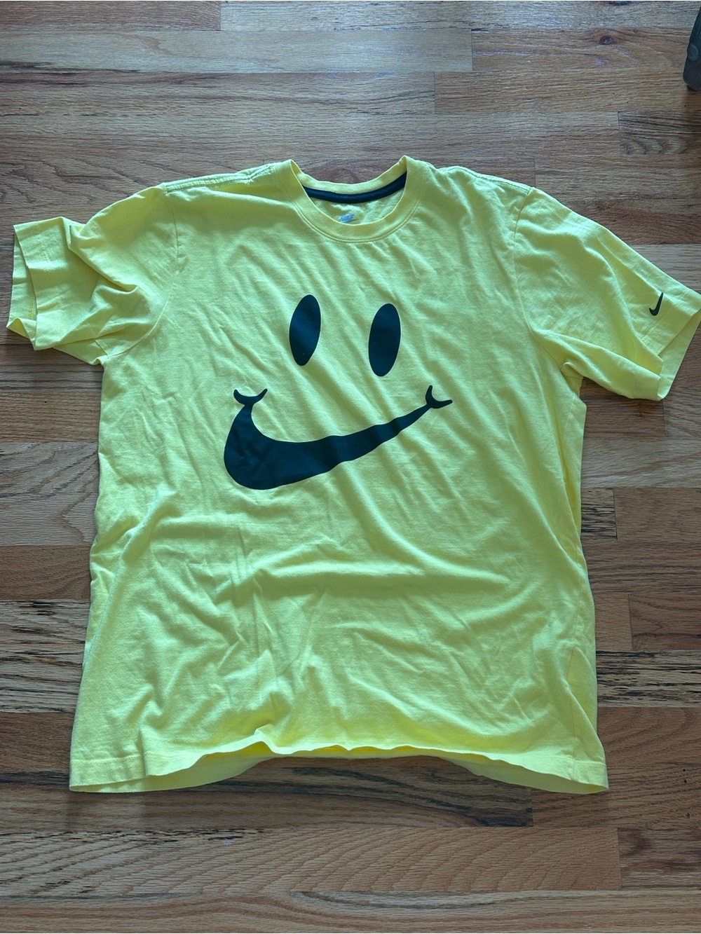 Nike Men’s Yellow Graphic Swoosh Smile T‑Shirt